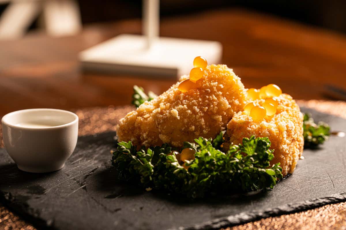 Cuore di baccalà portoghese Con panatura panko, perle di mango e salsa yogurt Il Grottino a Gualdo Cattaneo, tra spiritualità, bellezza e peccati di gola