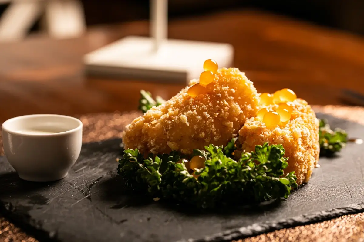Cuore di baccalà portoghese Con panatura panko, perle di mango e salsa yogurt Il Grottino a Gualdo Cattaneo, tra spiritualità, bellezza e peccati di gola