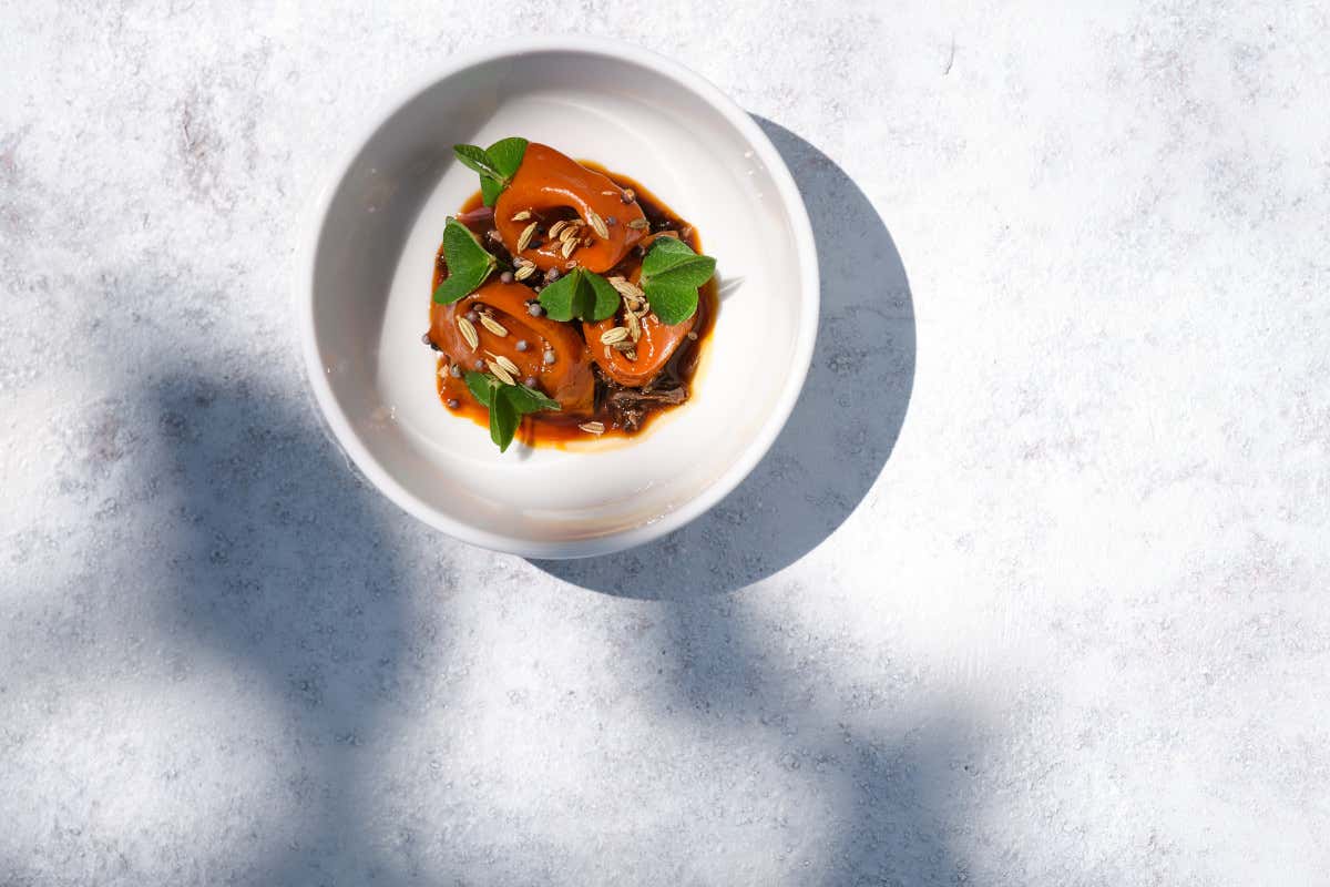 Spiedino di carote, fiori di magnolia selvatica, spezie Panch Phoron. Foto Suzan Gabrijan Hiša Franko, la Slovenia da due stelle Michelin