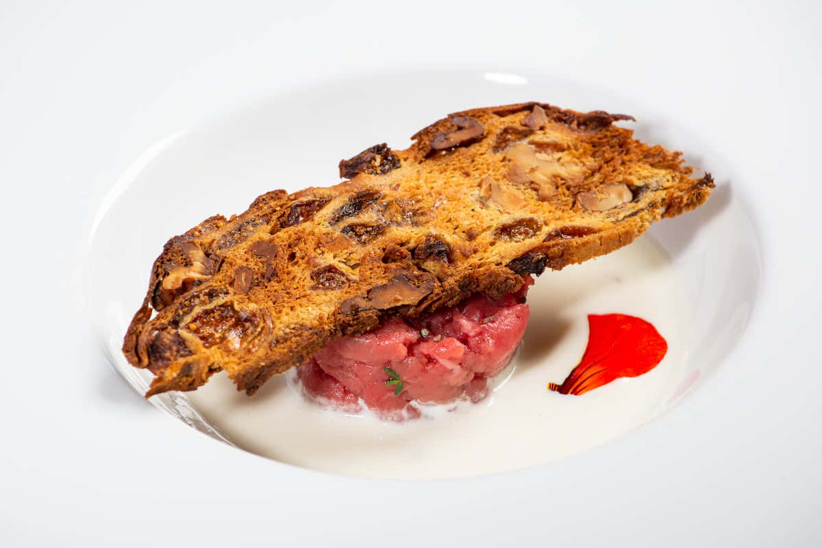 Tartare di carni selezionati, crema di Elit Bassi gorgonzola Dop, tartufo, nocciole, croccante di bisciola di Gianni Tarabini I cuochi Euro-Toques per il Gorgonzola Dop Bassi