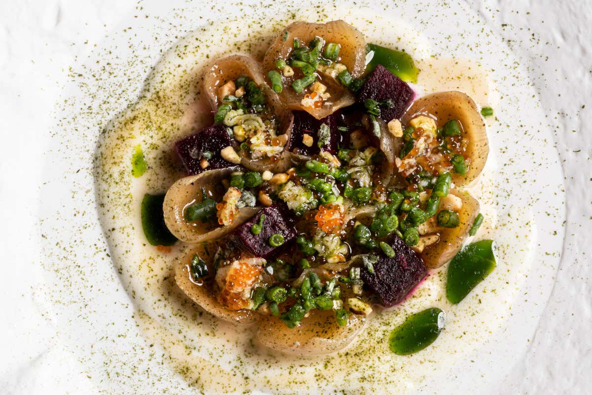 Cipolla borettana, rapa rossa ai carboni, salsa di Parmigiano e nocciole, salicornia, rafano, elicrisio, liquirizia, uova di pesce volante Madonnina del Pescatore a Senigallia, il mare (e non solo) secondo Moreno Cedroni