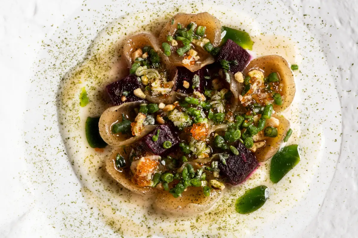 Cipolla borettana, rapa rossa ai carboni, salsa di Parmigiano e nocciole, salicornia, rafano, elicrisio, liquirizia, uova di pesce volante Madonnina del Pescatore a Senigallia, il mare (e non solo) secondo Moreno Cedroni