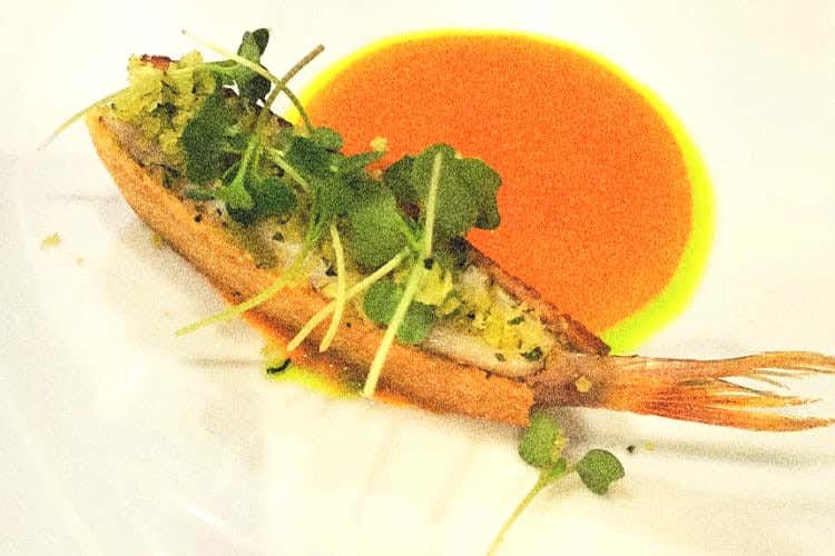 Triglia in crosta di lievito madre ripiena di mozzarella e limone con salsa profumata allo zafferano Relais Blu a Massa Lubrense, la rivincita del pacchero al tramonto