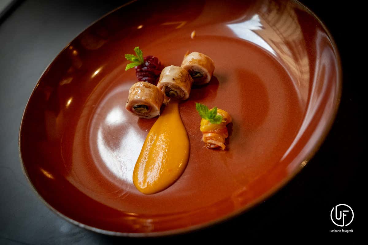 Coniglio mangia e bevi, salsa di carote e zenzero e verdurine in agrodolce. Ristorante Coria a Caltagirone, la memoria della cucina siciliana