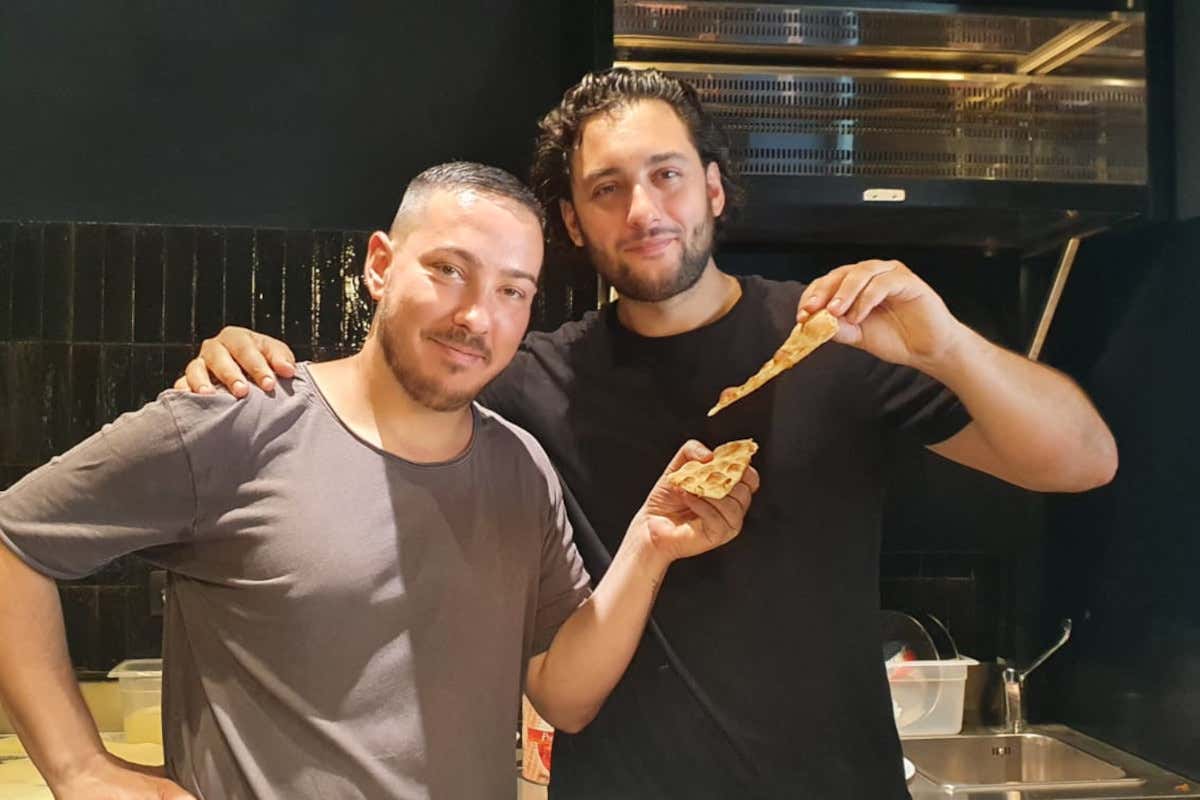 Da sinistra, Mauro Meddi, il pizzaiolo, e Alessio Tagliaferri, chef patron di Settembrini 25 La Roma golosa di via Settembrini tra pizza romana e fish bar