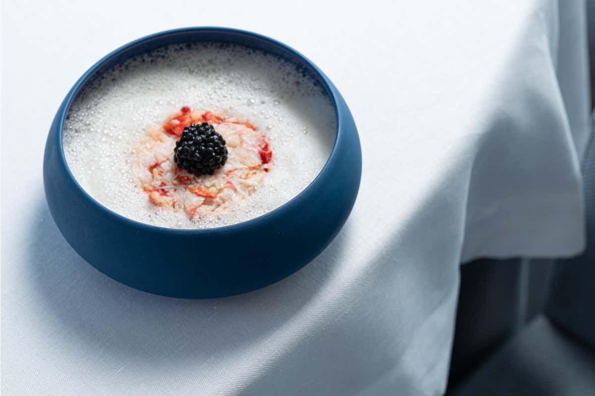 Granchio reale, patata viola, Lugana e caviale Il Tancredi in trasferta da Sirmione a Milano con la sua cucina mediterranea