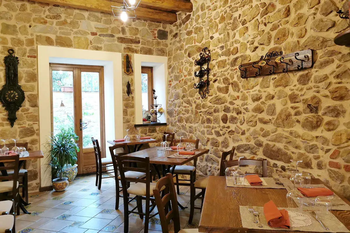 Sala interna Nangalarruni a Castelbuono, l&rsquo;osteria famosa per prodotti e piatti di montagna