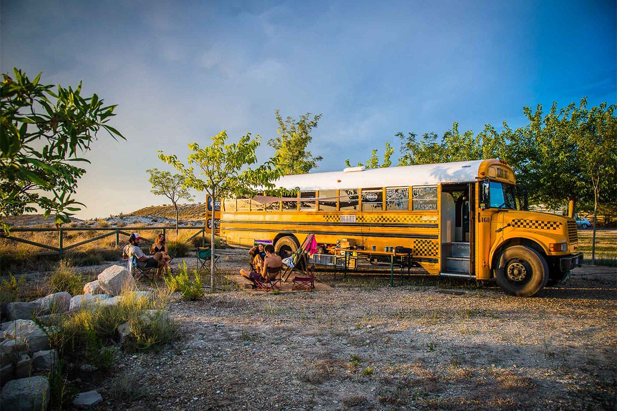 Lo school bus - Foto Officine Vivaldi Dormire in uno school bus Usa Una vacanza dal sapore vintage