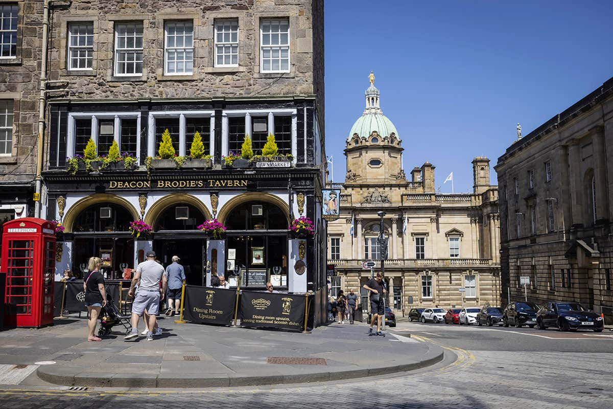 La storica Deacon Brodie's Tavern lungo la Royal Mile, perfetto esempio dei pub tradizionali che custodiscono la storia, i racconti e le atmosfere della Old Town