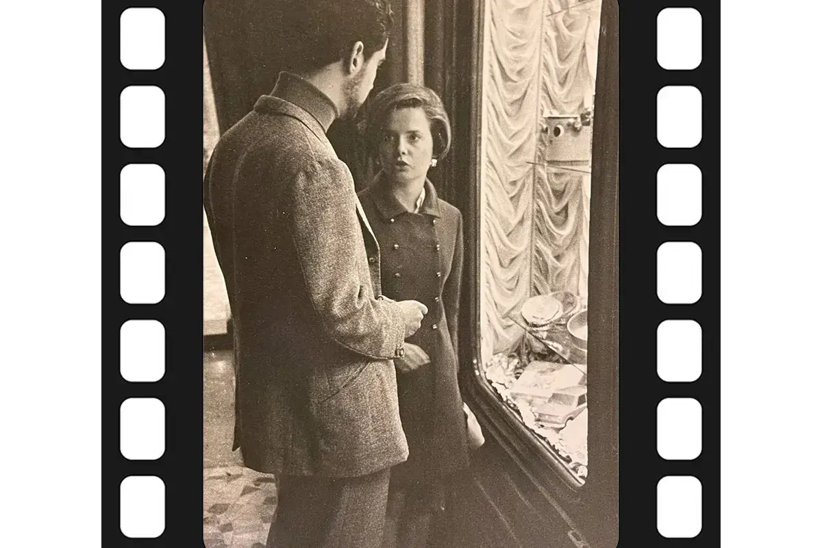 Turisti davanti ad una vetrina a Torino, Anni &rsquo;50 Turisti davanti ad una vetrina a Torino, Anni &rsquo;50