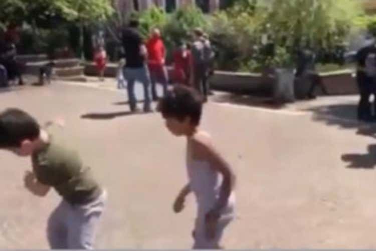Un frame del video - A Roma in piazza per il 25 aprileCentinaio (Lega): Vergognatevi! Un frame del video - A Roma in piazza per il 25 aprileCentinaio (Lega): Vergognatevi!