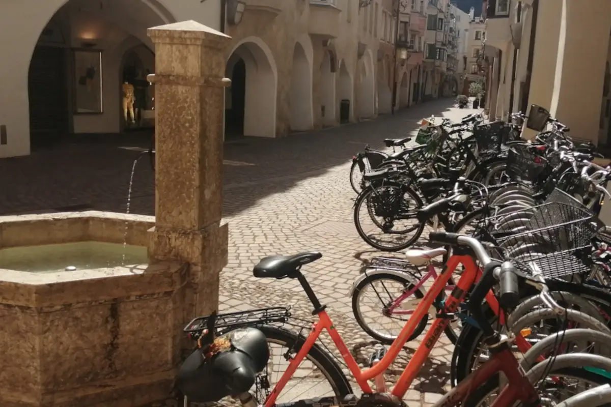 Uno scorcio del centro storico di Bressanone Viaggio su due ruote alla scoperta della Val Pusteria