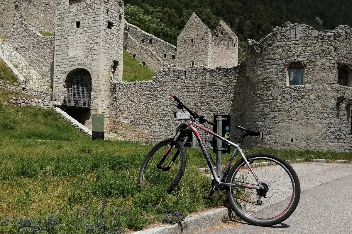 Il castello della Chiusa di Rio di Pusteria Viaggio su due ruote alla scoperta della Val Pusteria