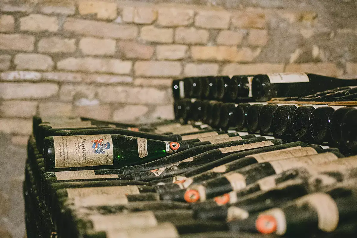 Vini preziosi. Foto: Stefano Casati Da Tenuta Roveglia per scoprire la storia del Lugana