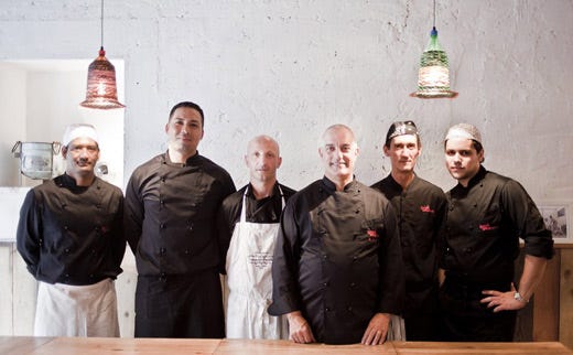 Raffaele Mancini (terzo da destra) con la sua brigata di cucina