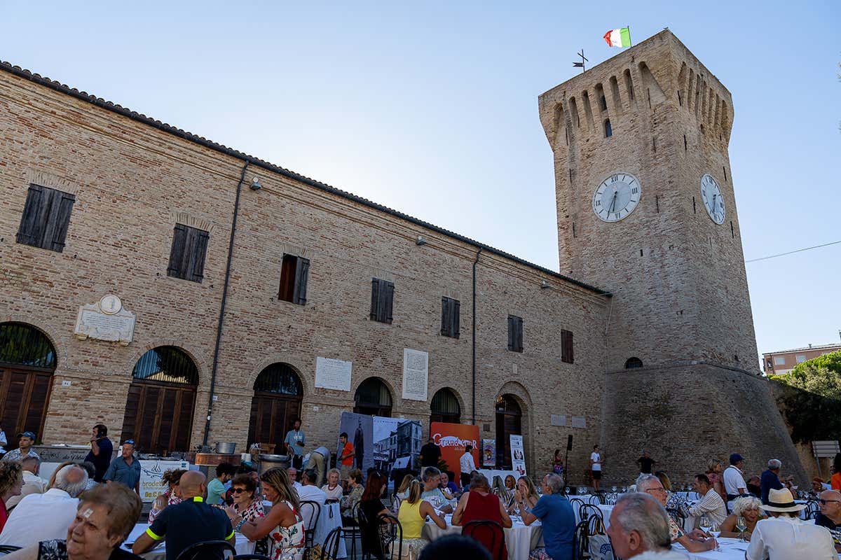 Piazza Brancondi a Porto Recanati durante Brodetto Show, cuore dell’evento dedicato al brodetto De.Co Il brodetto che incontra il grano: l’evento gastronomico che celebra le Marche