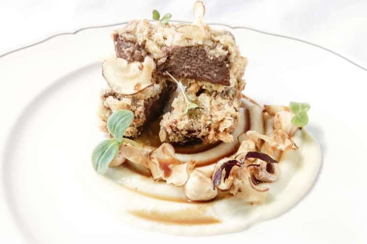 Lingua di vitello fritta nel pane panko, topinambur e nocciole Tradizione e tecnologia nella cucina di Matteo Antoniello al Posta Marcucci