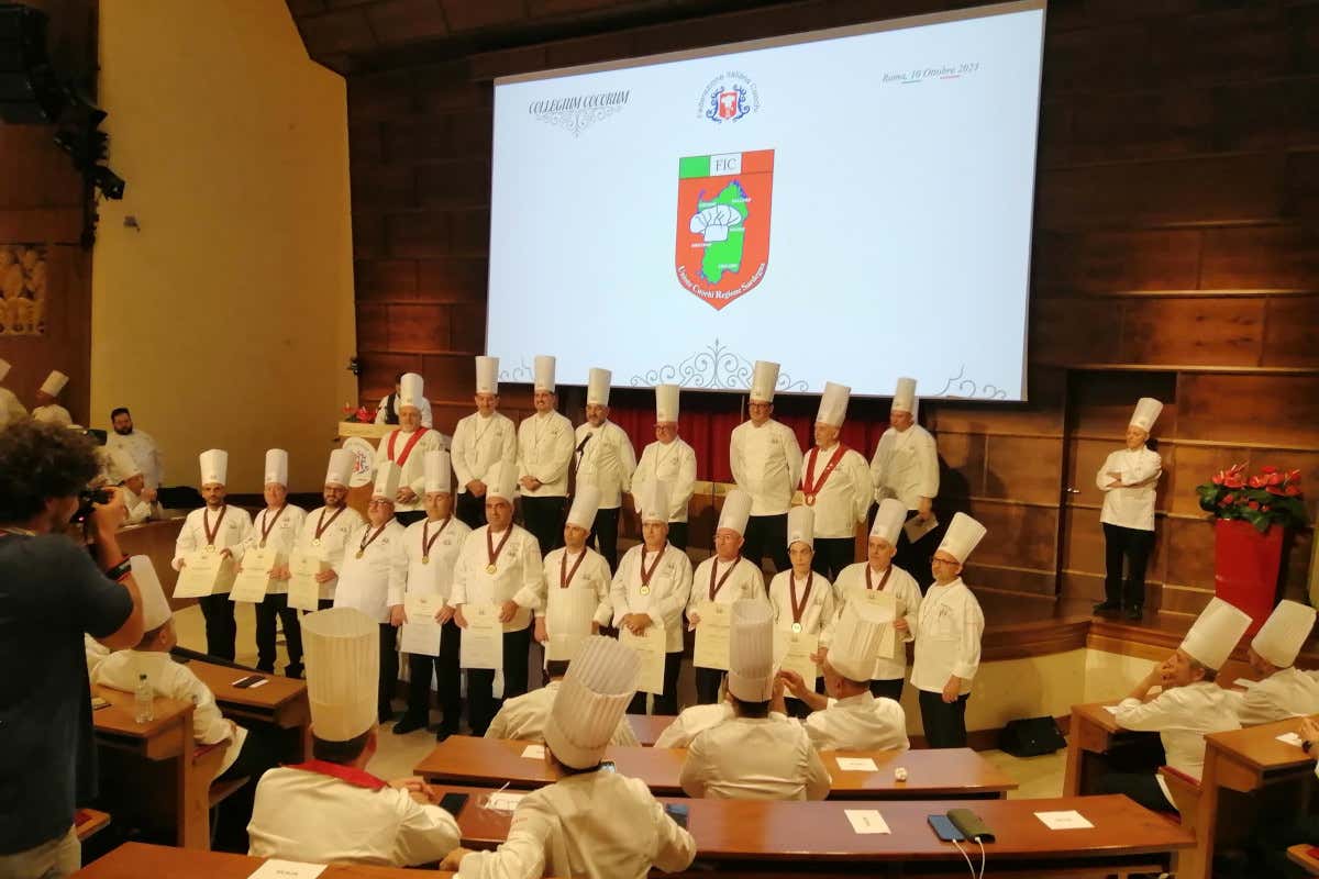 A 350 chef i collari Collegium Cocorum di Federcuochi A 350 chef i collari Collegium Cocorum di Federcuochi