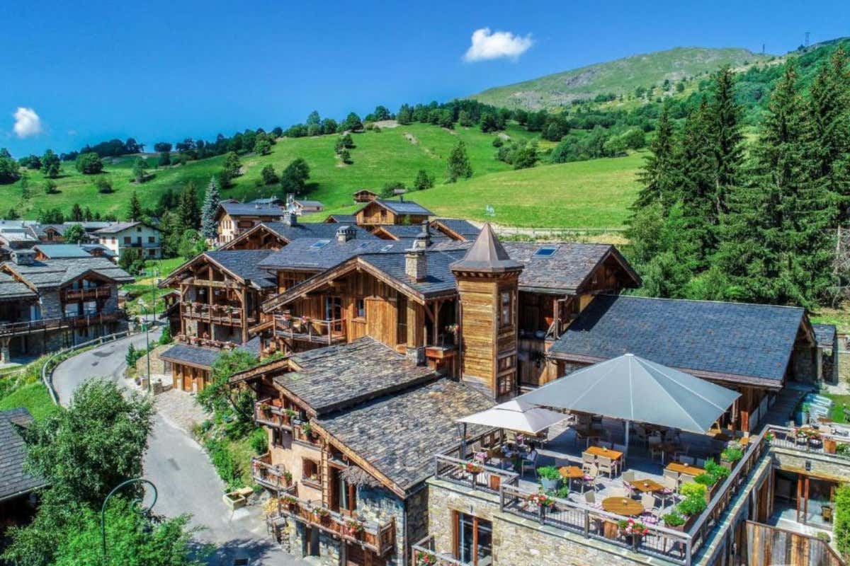 Il lusso delle Alpi francesi d'estate in due hotel tra le vette