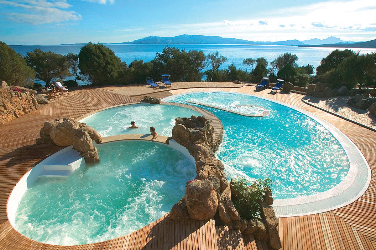 Una piscina del 5 stelle Capo d'Orso Delphina Hotels: si riapre in giugno Con investimenti per 15 milioni