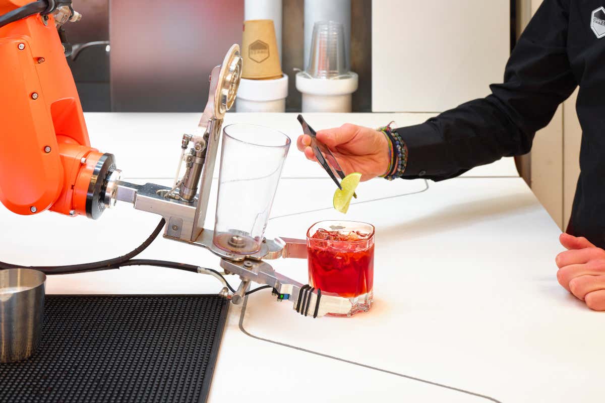 Toni Compatto, nuovo barista a Torino… ma è un robot del bar Shaker