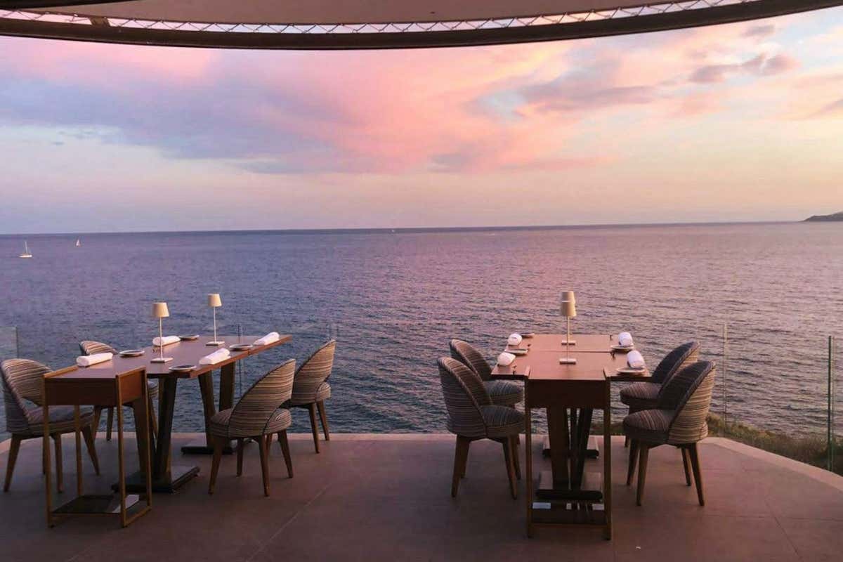 Cenare sospesi tra mare e cielo: riapre il ristorante Caracol di Bacoli