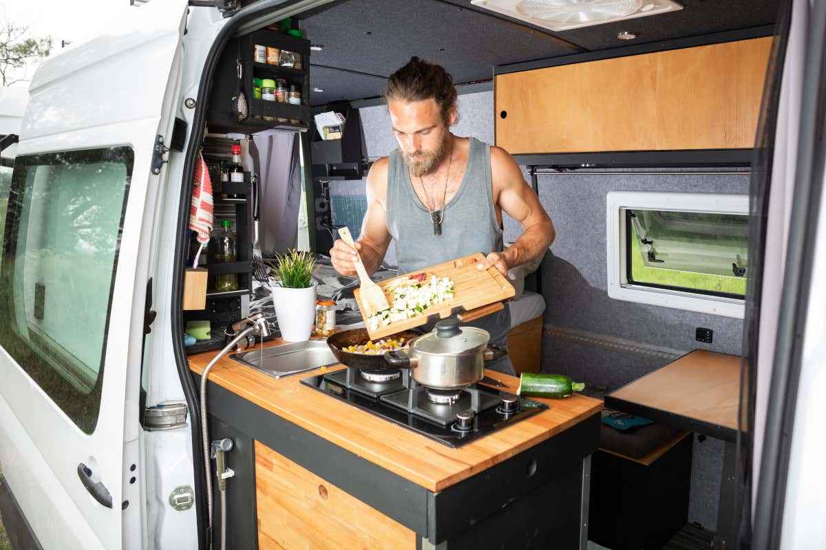 Guida definitiva alla cucina gourmet in camper: piatti prelibati e accessori “must have”