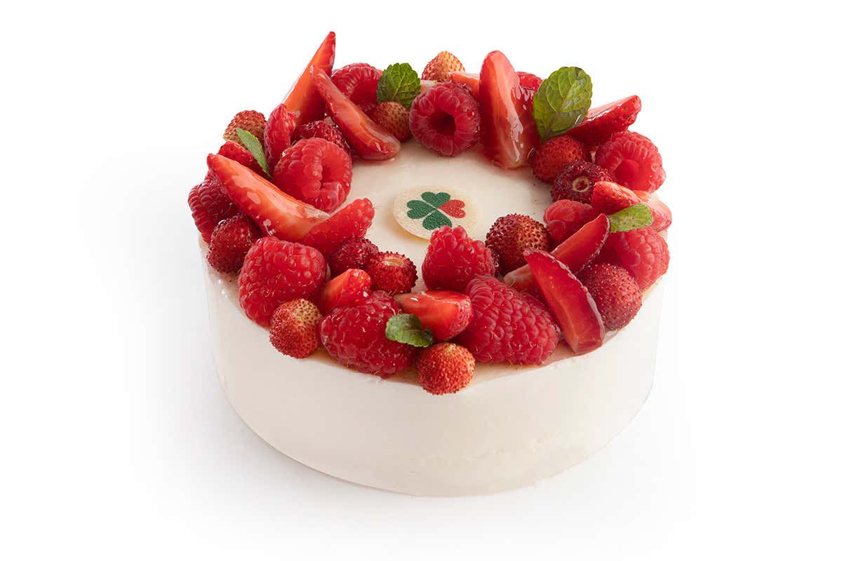 Torta della mamma con base pan di spagna spennellata con succo di fragole, mousse cocco e lime, inserto gelèe di fragole e lime, decorata con fragole, fragoline di bosco e cuoricini in cioccolato rosso Cosa regalare alla Festa della mamma? Ecco le dolci creazioni di Frau Knam