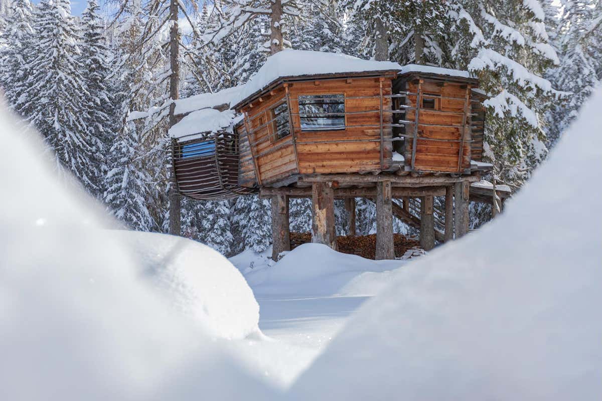Legno, neve e silenzio: dormire sospesi a 3,5 metri dal suolo