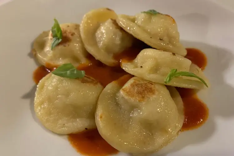 Eea, Gnocchi arrosto ripieni di zuppa di pesce Ponza, bella d&rsquo;estate, magica fuori stagione