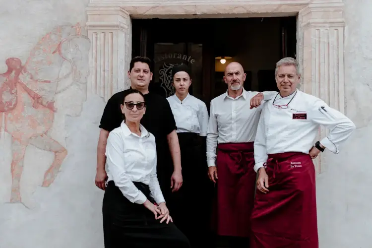 Marco Talamini e Massimo Botter (a destra) con la brigata Ristorante La Torre, l&rsquo;alta cucina al Castello di Spilimbergo