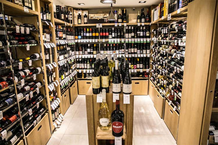 L'enoteca di uno dei punti vendita di P&V