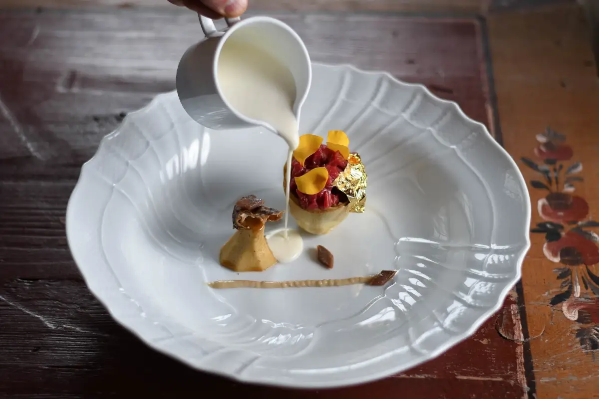 Carciofo con tartare di manzo, bagnacauda e Castelmagno Al Suinsom dell’Hotel Tyrol per una cena… in alta quota