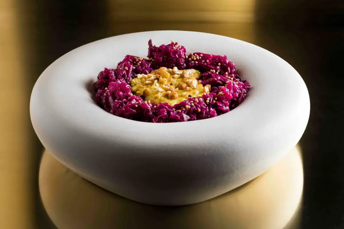 Quinoa con pannocchie alla griglia, cavolo rosso e mele Cereali e legumi pronti in pochi minuti: la soluzione per i menu d&rsquo;inverno