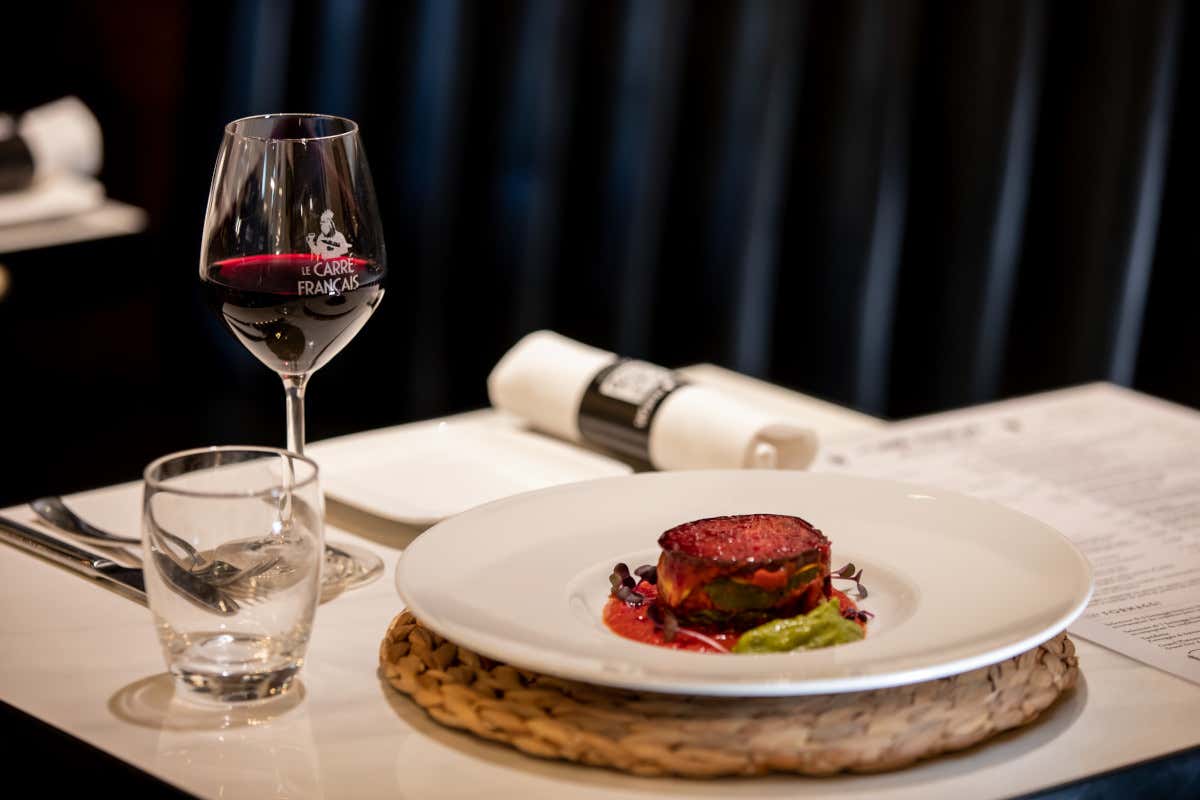 Millefoglie di verdure con estratto di rapa rossa e pesto di basilico Le Carré Français, goloso angolo di Bretagna a Roma