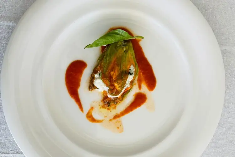 Fiori di zucca ripieni di scampi dell'adriatico, ricotta e erbe dei monti sibillini Il pranzo della domenica ai Due Cigni di Montecosaro scalo