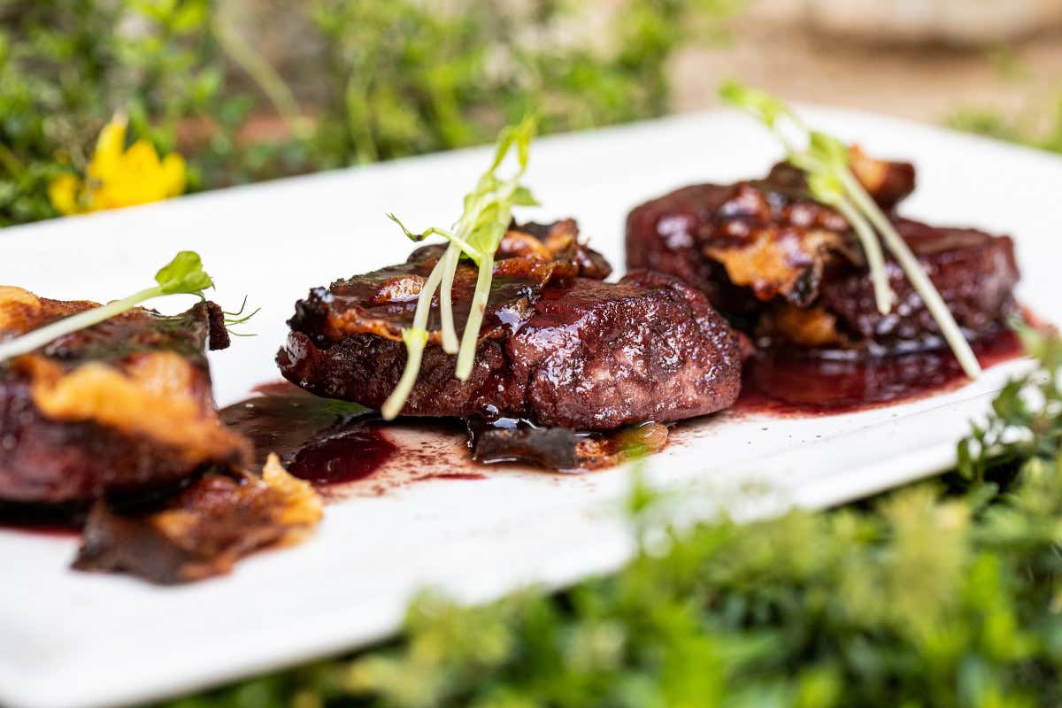 Maiale abbracciato Filetto di maiale sfumato al Sagrantino e guanciale croccante Il Grottino a Gualdo Cattaneo, tra spiritualità, bellezza e peccati di gola