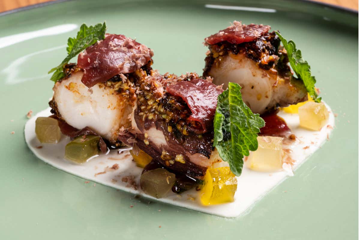 Cuore del polpo, mascarpone e mostarda, cetriolo agrodolce, foglie di senape e spezie Madonnina del Pescatore a Senigallia, il mare (e non solo) secondo Moreno Cedroni