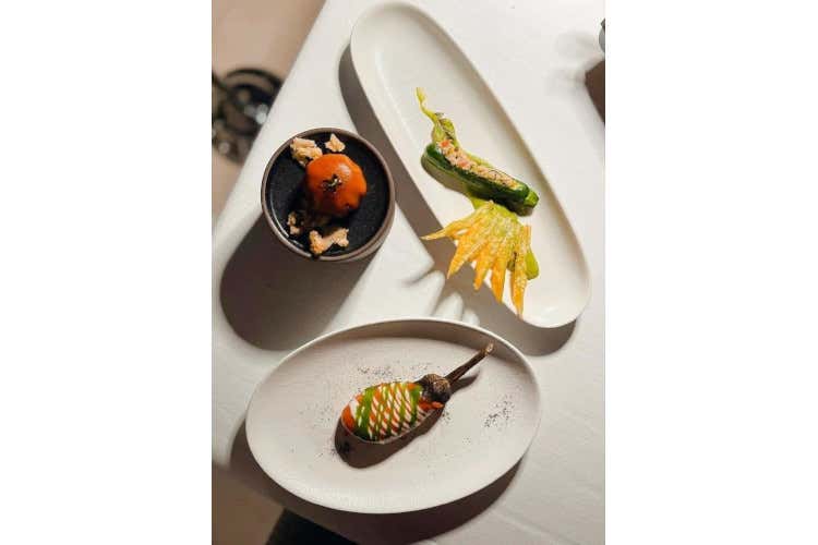 Melanzana ripiena di parmigiano, finto pomodoro come un peperone “mbutunato” e zucchina farcita di caciocavallo  Relais Blu a Massa Lubrense, la rivincita del pacchero al tramonto