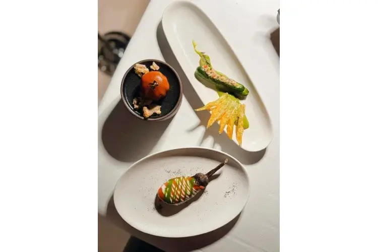 Melanzana ripiena di parmigiano, finto pomodoro come un peperone “mbutunato” e zucchina farcita di caciocavallo  Relais Blu a Massa Lubrense, la rivincita del pacchero al tramonto