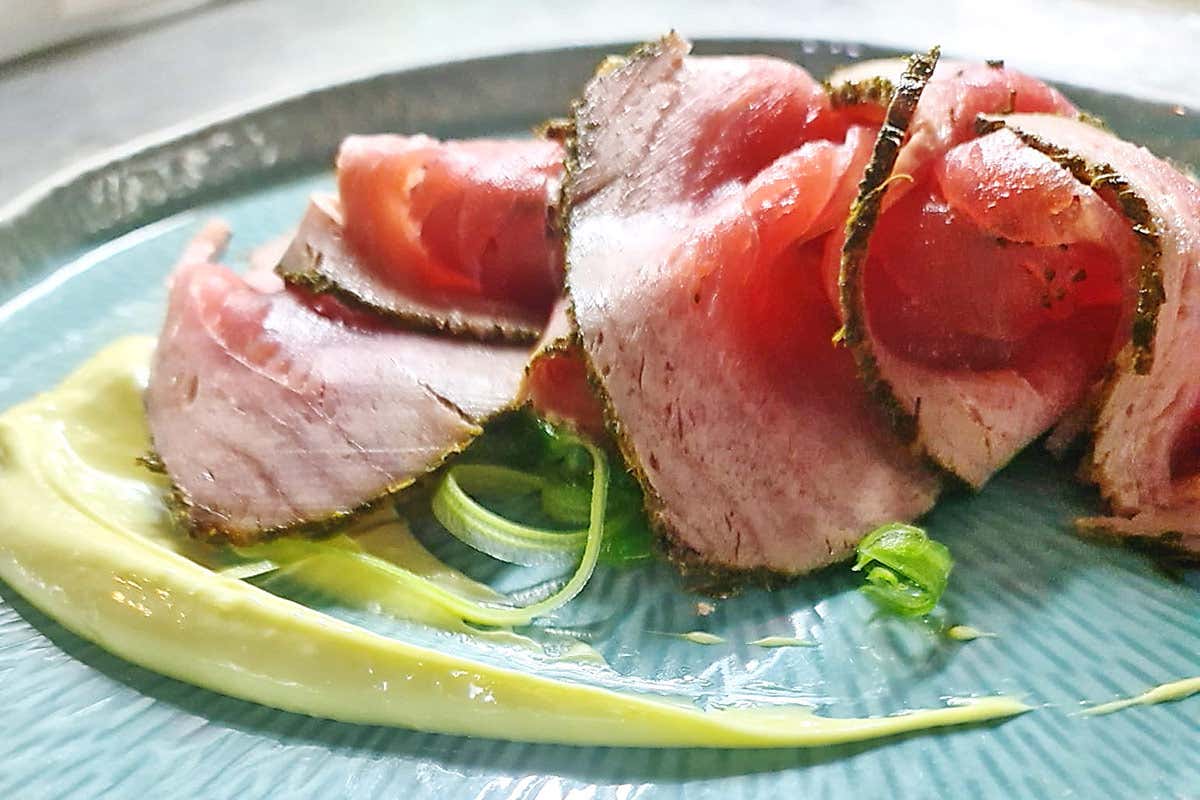 Roastbeef di tonno con maionese al wasabi Sardina PastaBar, piatti di mare come quadri d’autore