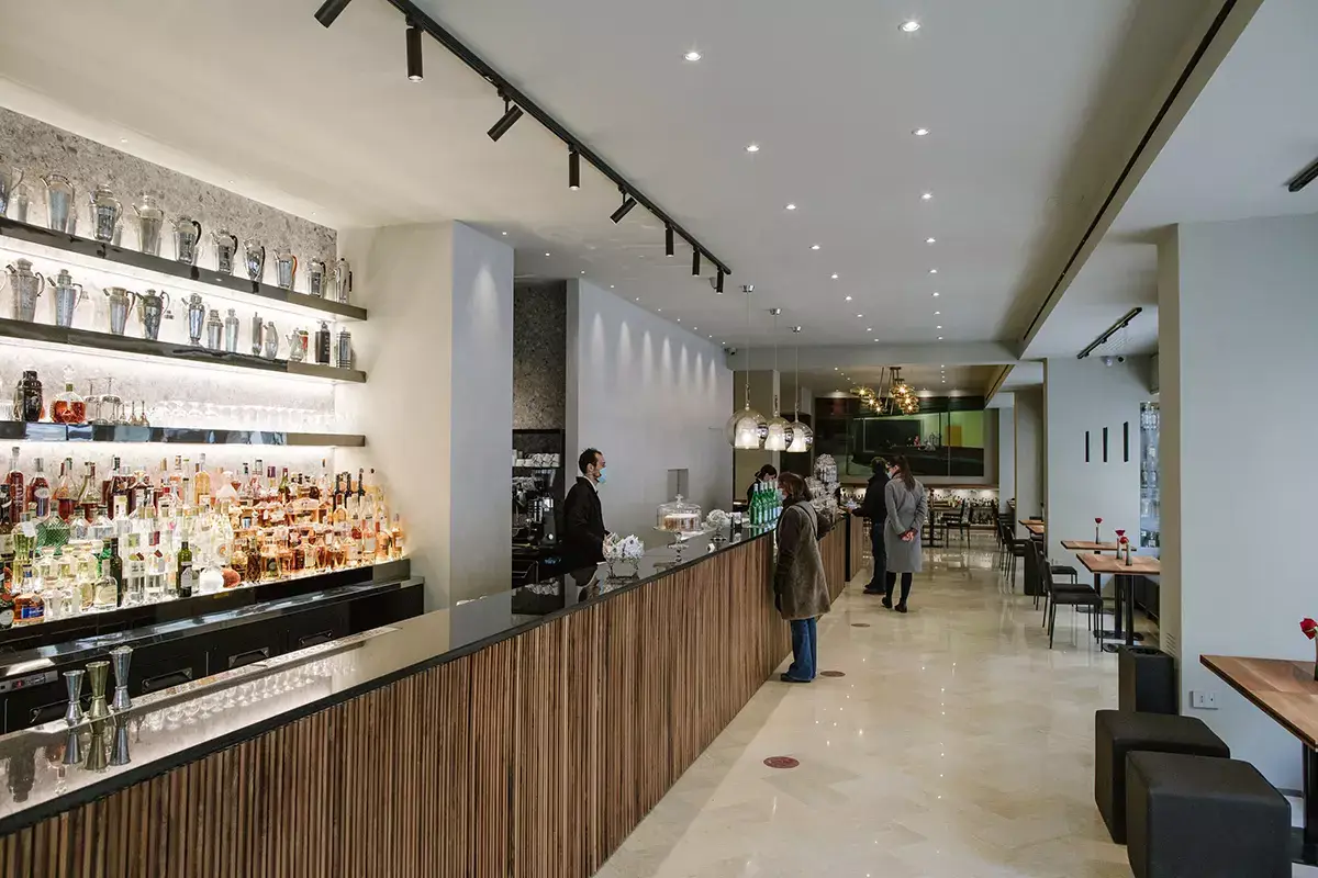 Lo scenografico bancone.. Foto: Ilenia Tesoro Non un luogo&hellip; ma 300mila! A Lecce l&rsquo;hub gastronomico nel Salento