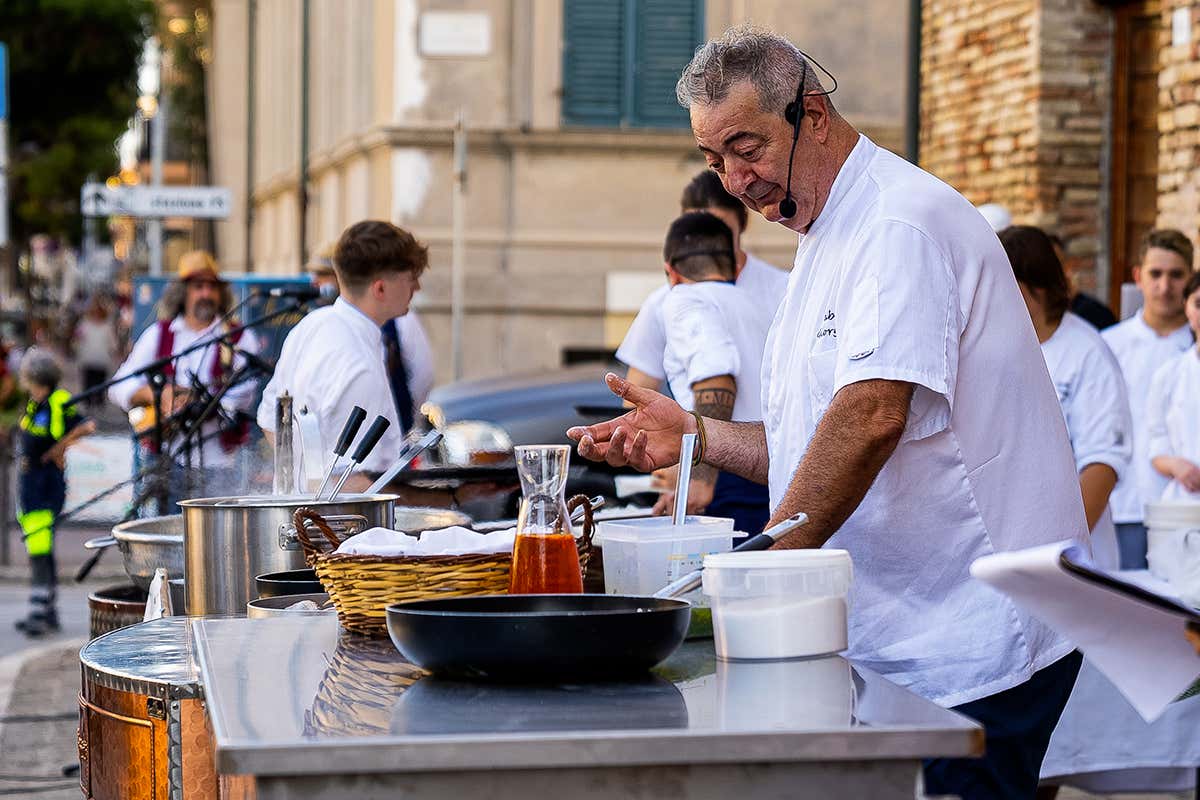 Gli chef dell’Accademia del Brodetto alla portorecanatese durante la preparazione della ricetta tradizionale Il brodetto che incontra il grano: l’evento gastronomico che celebra le Marche