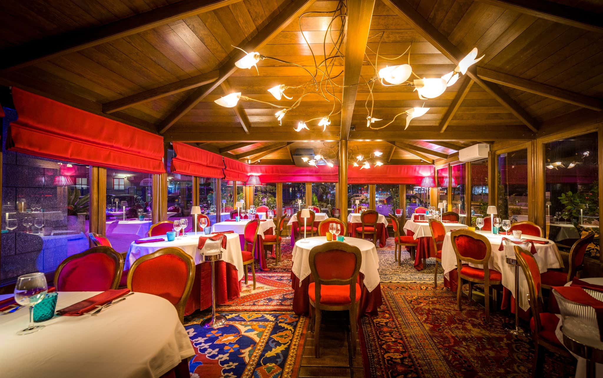 Il Delfino Blu e il Cavalier Peter: quando un ristorante diventa parte della città Il Delfino Blu e il Cavalier Peter: quando un ristorante diventa parte della città