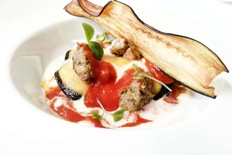 Raviolo aperto alla parmigiana di melanzane Tradizione e tecnologia nella cucina di Matteo Antoniello al Posta Marcucci