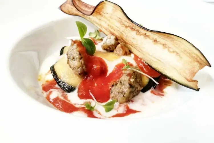 Raviolo aperto alla parmigiana di melanzane Tradizione e tecnologia nella cucina di Matteo Antoniello al Posta Marcucci