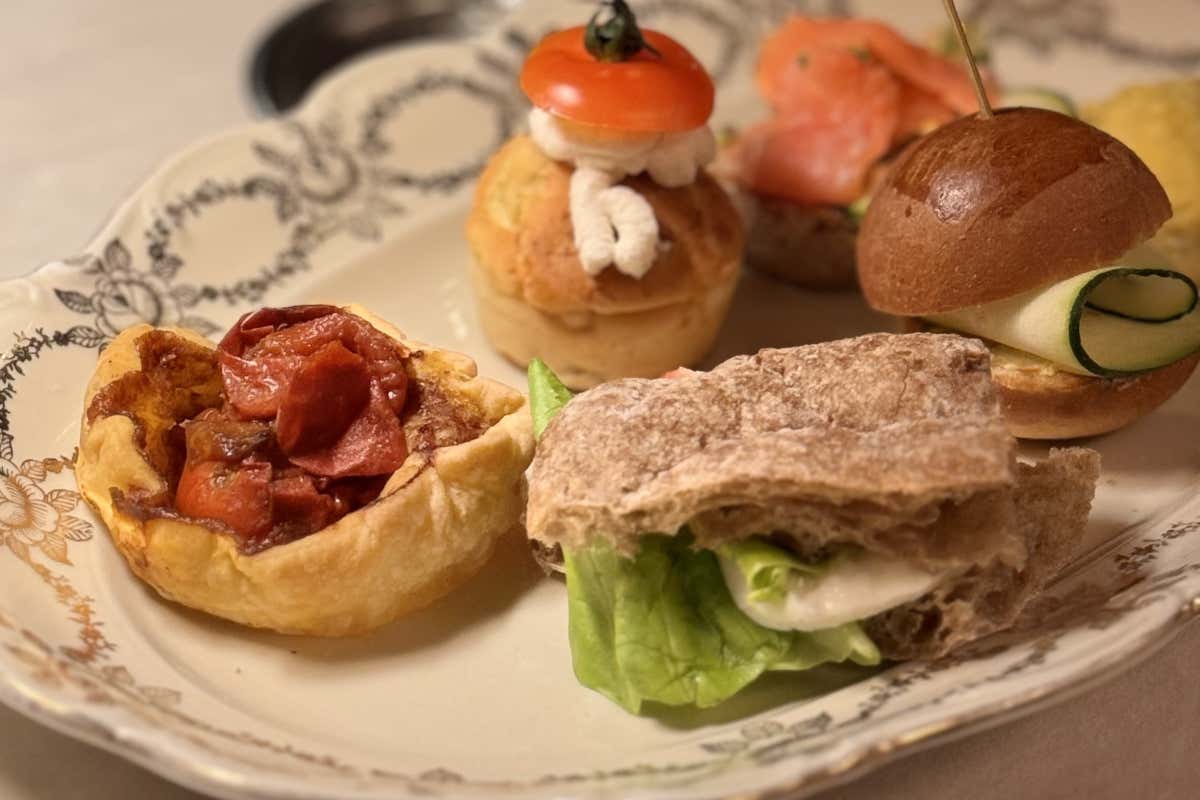 A Seregno c'è una pasticceria con bistrot: entriamo da A'Ida e le viole A Seregno c'è una pasticceria con bistrot: entriamo da A'Ida e le viole