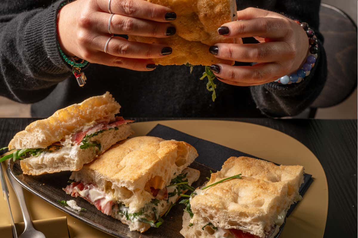 A ruota di carro come la napoletana e croccante come la romana: la pizza di Elysium