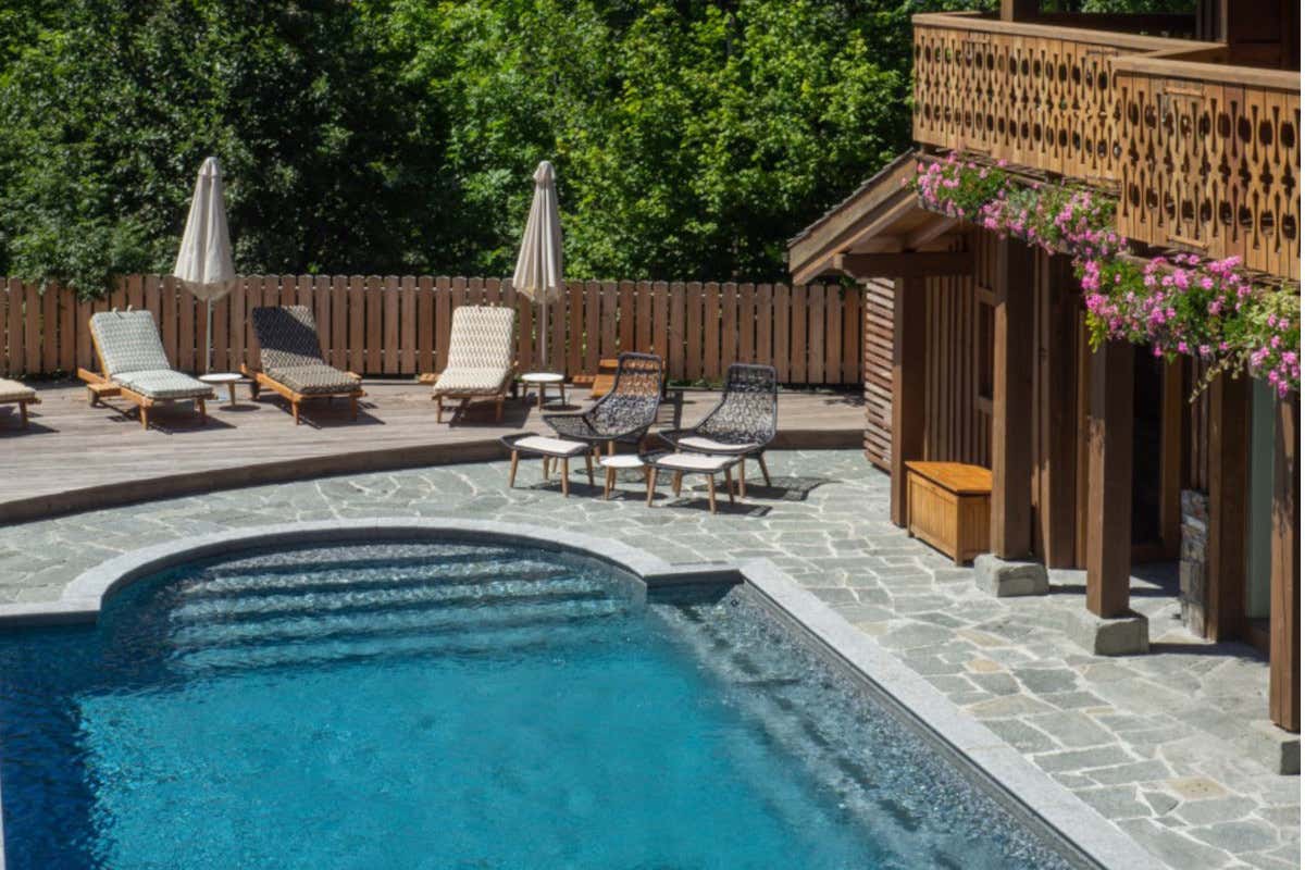 Il lusso delle Alpi francesi d'estate in due hotel tra le vette