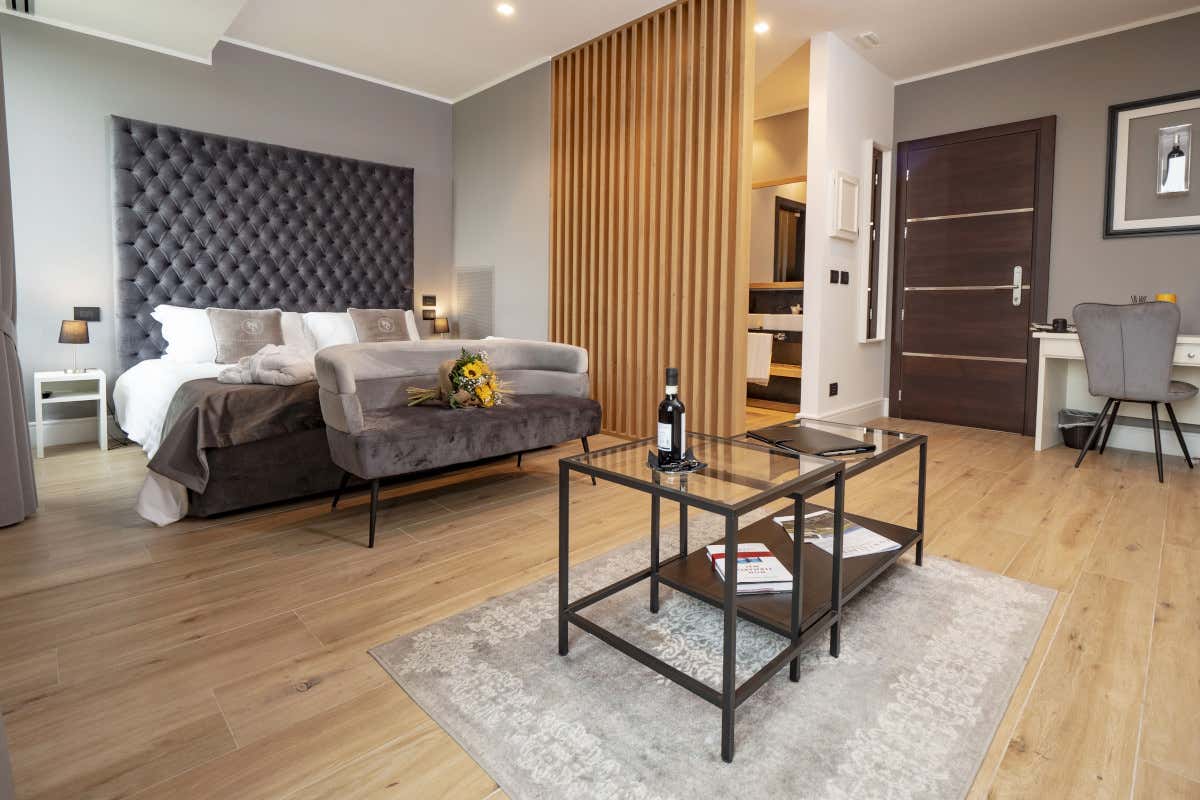 Estate tra i vigneti: Montalbera apre la sua terrazza con Jacuzzi